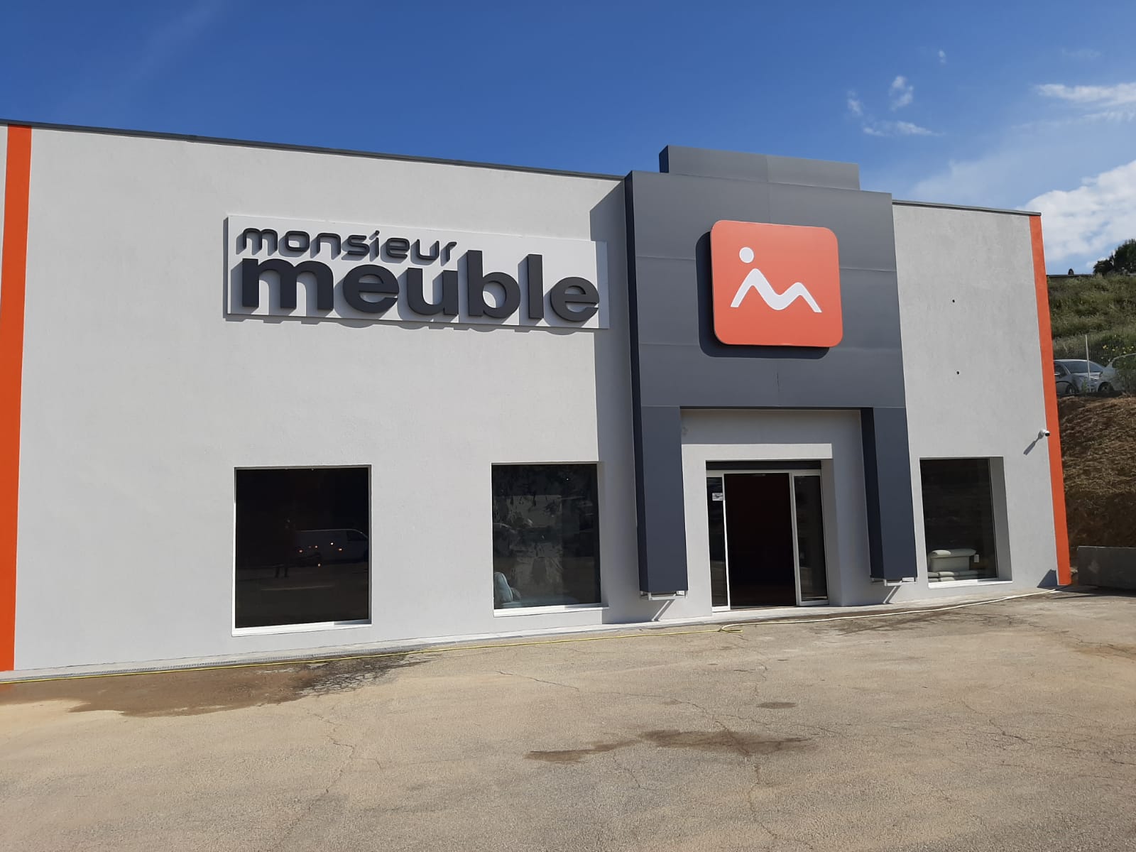 Magazin de mobilă — 2